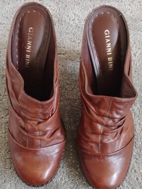 Size 8 Gianni Bini Brown Leather Ruched Slip-On Mules